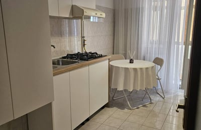 Alquiler de un cómodo piso de 3 habitaciones, 75 m², en la de Zona Stadion, Constanța, Rumanía